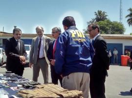 Fiscal Regional José Luis Pérez Calaf junto al fiscal Sergio Soto inspeccionan las especies incautadas.