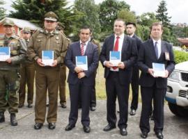 El Intendente, Leonardo de la Prida, y el Fiscal Regional (S), Daniel Alvarado, entregaron el Manual de Primeras Diligencias a ambas policías.