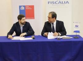 Pablo Santana, Director Regional de Fosis, y el Fiscal Regional Marcos Emilfork, firmaron convenio para apoyo de víctimas de violencia de género.