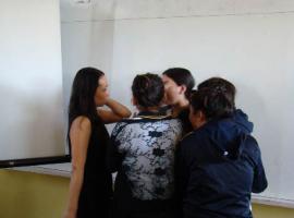 La profesional respondió también consultas privadas expuestas por estudiantes.