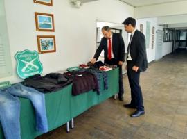 El fiscal Vargas y el abogado Ilan Russo analizaron las prendas incautadas a los imputados y que los ligan al delito.