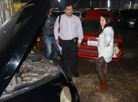 La Fiscal Regional Javiera López encabezó el allanamiento a la automotora informal.