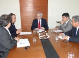 El Fiscal Regional Raúl Guzmán y el Alcalde Felipe Delpin, junto a sus respectivos equipos de trabajo.