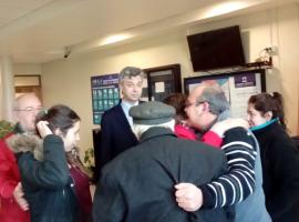 El fiscal Juan Pablo Lebedina reunido con las víctimas de estos hechos al finalizar la audiencia de lectura de la sentencia.