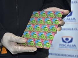 El acusado mantenía casi 500 estampillas impregnadas con 25 Nbome, al igual que las de la imagen.