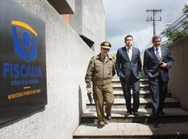 Cristian Paredes, al medio, citó de urgencia a ambos jefes policiales luego del atentado al Labocar