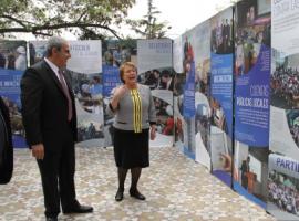 Presidenta de la República, Michelle Bachelet y Fiscal Nacional, Sabas Chahuán, en muestra fotográfica por 15 años de la Fiscalía.