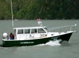 Las personas extraviadas salieron el sábado desde Caleta Tortel, para buscar leña. Una lancha colabora en la búsqueda. (Foto: Carabineros)