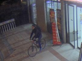 El imputado escapaba usando una bicicleta.