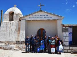 La delegación de la Fiscalía junto a algunos pobladores de Ancolacane.