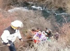 En el rescate participó Carabineros de la Cuarta Comisaría y Bomberos, sumado a particulares que colaboraron en las faenas. (Foto: Diario Aysén) 