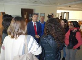 El Fiscal Juan Castro, conversa a la salida de la audiencia con familiares de la víctima.