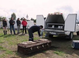 Las exhumaciones se desarrollaron ante la presencia de la fiscal jefe de Panguipulli, Alejandra Anabalón (de chaqueta roja, en la fotografía).