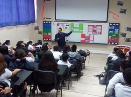 El encuentro del fiscal Julio Artigas con los alumnos se realizó en el colegio Aliro Lamas de la comuna. 