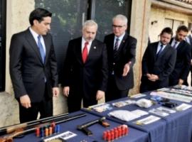 Las autoridades durante la evaluación de los resultados.