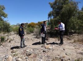 El abogado de la Fiscalía de Andacollo, César Medina, junto con personal de la PDI.