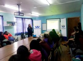 En la foto, la charla dictada en el colegio Cardenal Raúl Silva Henríquez.
