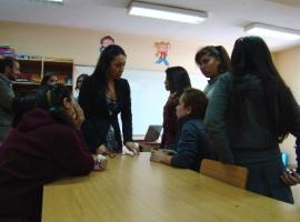 La abogada entregó respuestas a las dudas de las estudiantes.