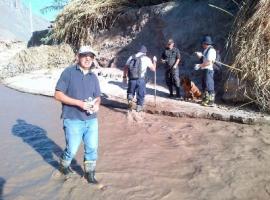 El fiscal Gabriel Meza recorrió el río junto a personal policial buscando a personas fallecidas de la comuna.