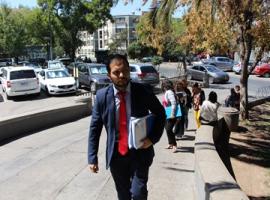 Fiscal Sebastián Gana llegó al hospital San Juan de Dios para formalizar al imputado quien había sido internado de urgencia.