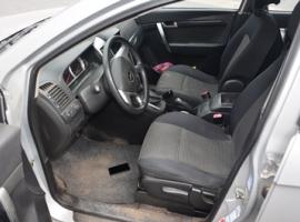 El acusado dejó olvidado su teléfono en el vehículo que sustrajo, lo que permitió identificarlo.