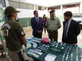 Exhibición de la droga y las especies decomisadas.