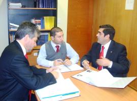El fiscal Sergio Fuentes (al centro) reunido con los jefes policiales de la provincia del Ranco