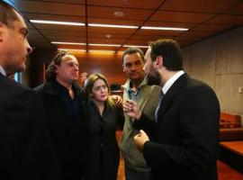 Los fiscales Parra e Iturra junto a dos hijos de la víctima que acudieron a la audiencia de formalización. 