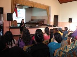 La abogada asesora, Rocío Araya, efectuó la charla.