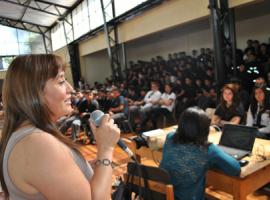 La abogado asistente Pilar Castillo explicando los alcances de las materias expuestas