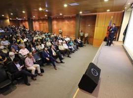 El fiscal Christian González expuso ante una gran cantidad de dirigentes sociales de la región.