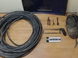 El cable y los instrumentos utilizados para la sustracción recuperados por la policía.