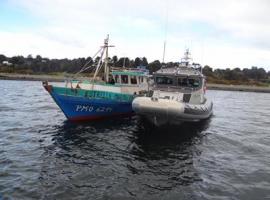 La embarcación utilizada en la comisón del delito fue incautada (foto de Capitanía de Puerto de Calbuco).