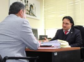 El Fiscal Mauricio Cartes (sentado, de frente), explicó que el imputado fue declarado culpable