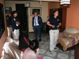 Fiscal Rodrigo Benitt en uno de los dos domicilios allanados