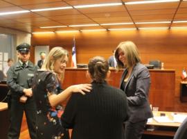 Las Fiscales Lorena Parra y Carmen Gloria Guevara junto a la madre de la víctima. 