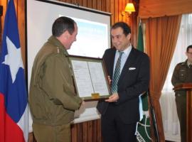 Fiscal Regional Marcos Emilfork entregó a Carabineros copia del primer ejemplar de ficha que recoge información aportada por víctimas de robos.