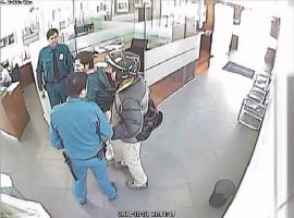El robo fue captado por las cámaras de seguridad del banco.
