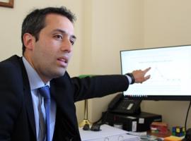 El fiscal de focos, Ricardo Soto, entrega los antecedentes.