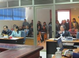 A la audiencia llegó una gran cantidad de familiares de la víctima, quienes se reunieron con el fiscal.