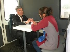 El fiscal atendió consultas del público.