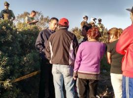 El fiscal Roberto Robledo dirigió en el sitio del hallazgo las diligencias, mismo lugar en que se reunió con la familia.