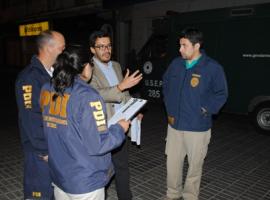 El Fiscal Riobó junto a los peritos que realizaron la diligencia.