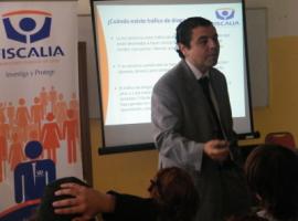El fiscal Sergio Soto explica a los estudiantes los alcances de la Ley 20.000.