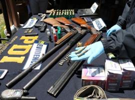 Diversas armas y municiones se hallaron en medio de detenciones por este caso.