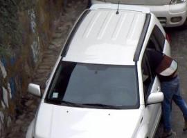 Momento en que el antisocial toma las especies del auto.