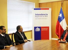 El Fiscal Regional Juan Agustín Meléndez (al centro) se reunió el miércoles con el Intendente de Los Ríos.