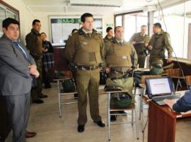 Fiscal Marco Flores, y Abogado Rubins Benavente capacitando a Carabineros