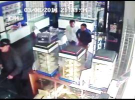Una de las imágenes que captaron las cámaras de vigilancia del local al momento del robo.