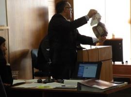 El fiscal Andrés Gálvez exhibe las máscaras y gorros usados por los sujetos. 